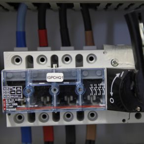   Legrand Vistop 100A 4P frontal, manetă neagră, întrerupător de sarcină pentru montare pe șină - 22522