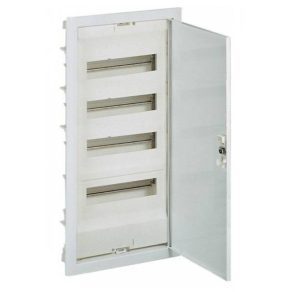   Legrand Nedbox süllyesztett kiselosztó 4 sor 56 (48+8) modul Fehér fém ajtóval RAL 9010 680x330x86mm - 201434