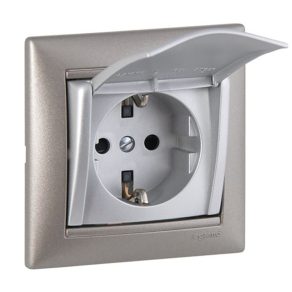   Priză Legrand Valena 2P+F cu capac cu fixare prin clip, aluminiu - 770122