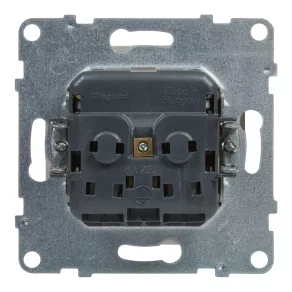   Priză Legrand 721120 Suno 2P+F (cu arc), cu obturator de siguranță, albă