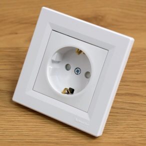   Schneider Electric Asfora - EPH2900221 - Priză 2P+F, cu obturator de siguranță, montată cu șuruburi, cu ramă, albă