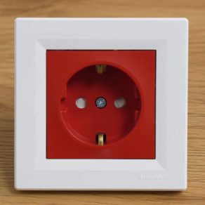   Schneider Electric Asfora - EPH2900521 - Priză 2P+F, cu obturator de siguranță, inserție roșie, montată cu șuruburi, cu ramă, albă