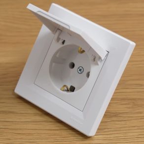   Schneider Electric Asfora - EPH3100121 - Priză 2P+F, cu capac, montată cu șuruburi, cu ramă, albă