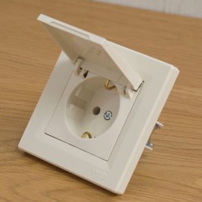   Schneider Electric Asfora - EPH3100123 - Priză 2P+F, cu capac, montată cu șuruburi, cu ramă, bej