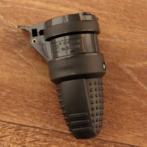 Priză pivotantă, cu împământare, cu capac, negru (16A)