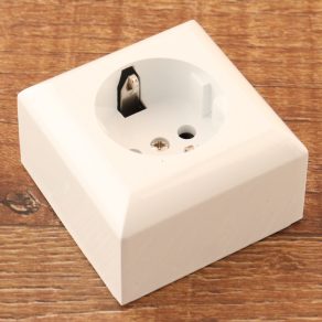 Priză cu împământare în exteriorul peretelui