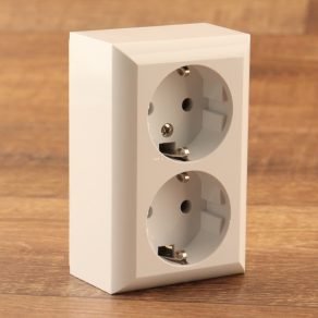   Priză cu două pini și împământare în exteriorul peretelui