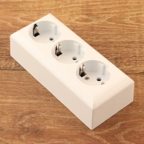 Priză triplă cu împământare în exteriorul peretelui