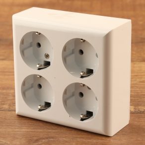   Conector cu patru poli cu împământare în exteriorul peretelui