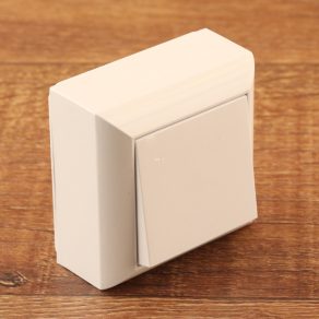 Comutator cu buton exterior