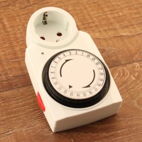   Temporizator cu program zilnic, comutare la 15 minute (3680 W)