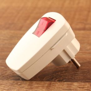 Priză cu întrerupător cu împământare (16A)