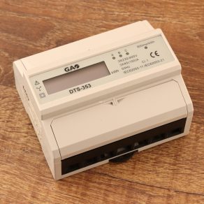   Subcontor cu trei poli, montabil pe șină, cu afișaj digital 3x45(100)A