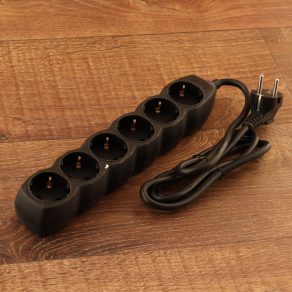 Splitter cu șase ieșiri, 1,4 metri, negru (3x1,5 mm²)