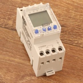   Comutator temporizat, montabil pe șină, cu afișaj digital (max. 2300 W)