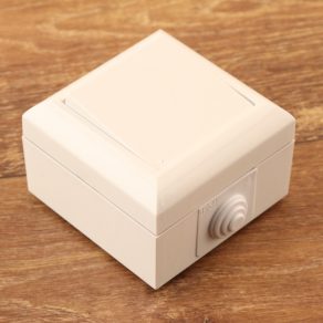 Întrerupător exterior cu două poli, montat pe perete,