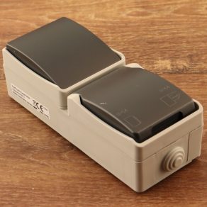 Comutator cu basculă + priză, vertical, gri (Aquatop)