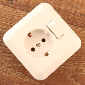 Priză cu împământare și comutator, albă