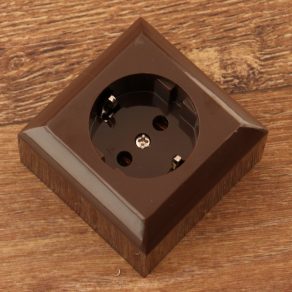 Priză exterioară cu împământare, maro