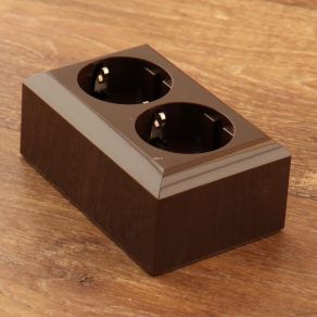 Priză dublă cu împământare, montată pe perete, maro