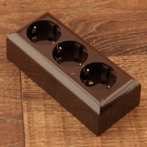 Priză cu trei pini, maro, pentru montare pe perete