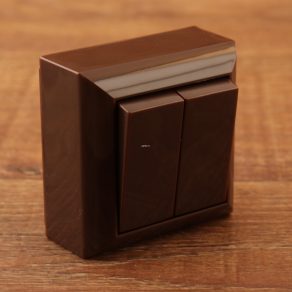 Întrerupător de perete, maro