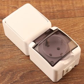   Priză verticală exterioară montată pe perete cu întrerupător