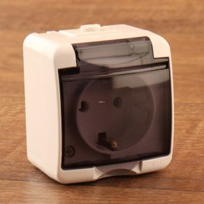 GAO_Aquastar_foldelt_csatlakozo_aljzat_atlatszo_csapfedeles_IP44