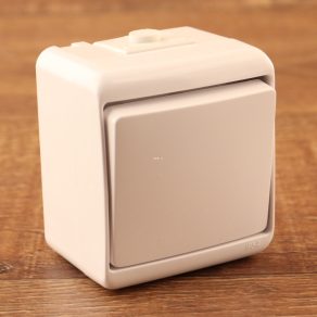 Întrerupător exterior cu două poli, montat pe perete