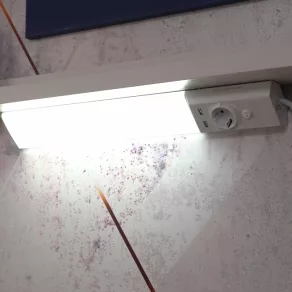   Lampă LED Ledvance pentru iluminarea blatului de bucătărie, cu priză + USB, 10 W, alb rece