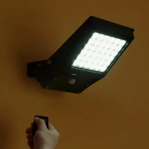   Lampa LED Ledvance Endura Flood pentru exterior, alimentată cu energie solară, montată pe perete, cu senzor de mișcare