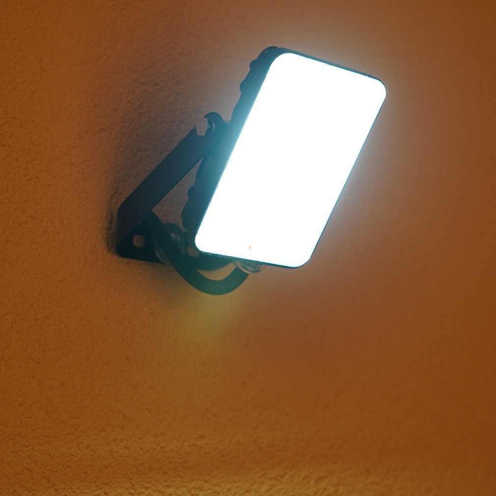 Ledvance LED reflector, extra alb rece, 10 W (Essential Floodlights)