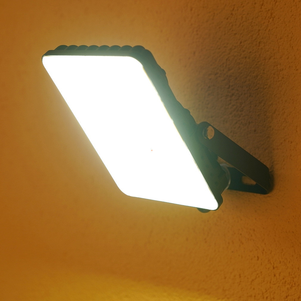 Ledvance LED reflector, alb rece, 20 W (Essential Floodlights)