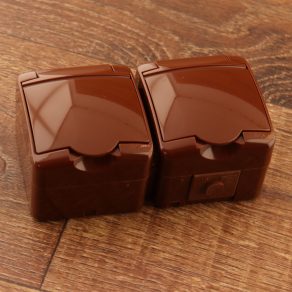   Ștecher cu dublă împământare, capac pentru robinet, maro