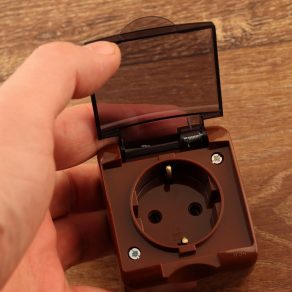 Priză cu împământare, 16 A, maro