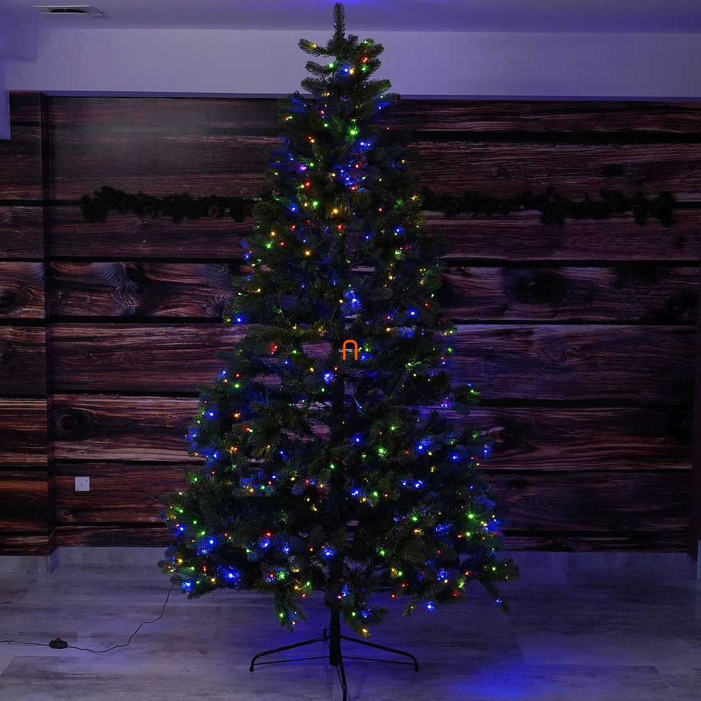 Brad artificial pentru interior cu iluminare LED colorată și alb cald (240 cm, 650 LED)