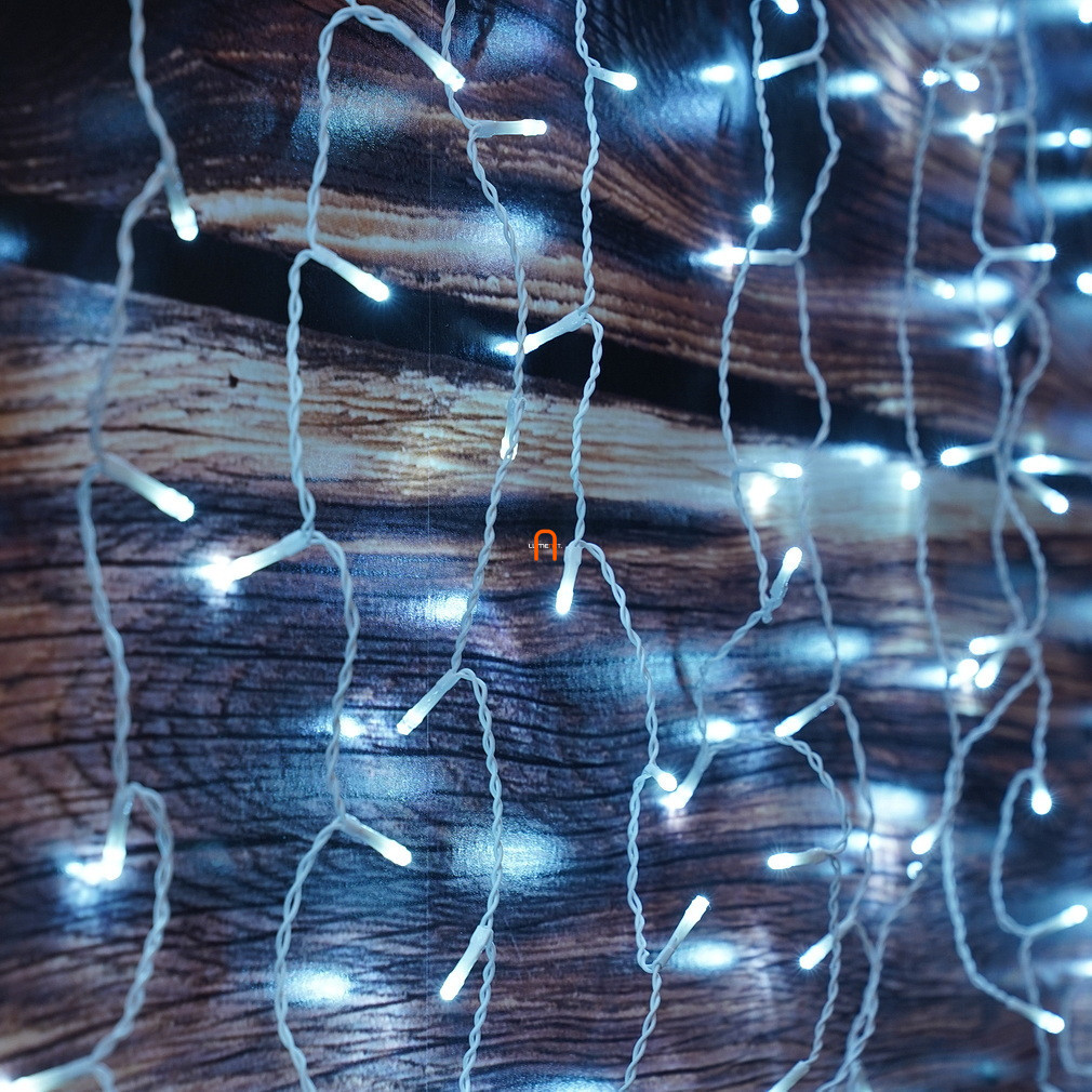 DL Combo este un cort de lumini de Crăciun pentru exterior, alb rece, 210 LED-uri, fără adaptor de rețea.