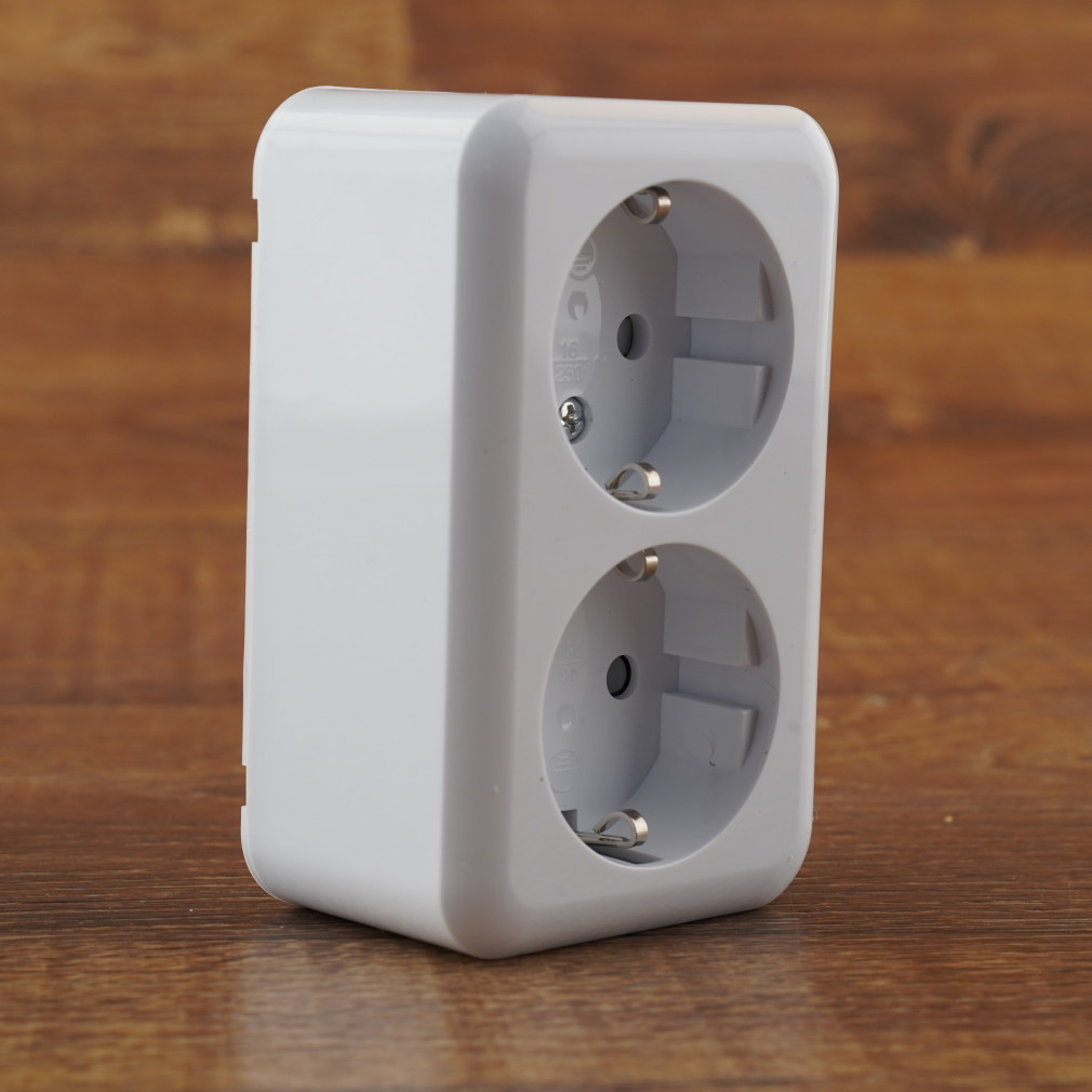 Stilo Forte priză dublă cu împământare pentru montare pe perete, cu protecție pentru copii, 2x2P+F Schuko, alb