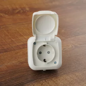   Stilo Aqua 2P+F Priză cu împământare Schuko (GYV) cu capac de protecție IP54, albă - STI300