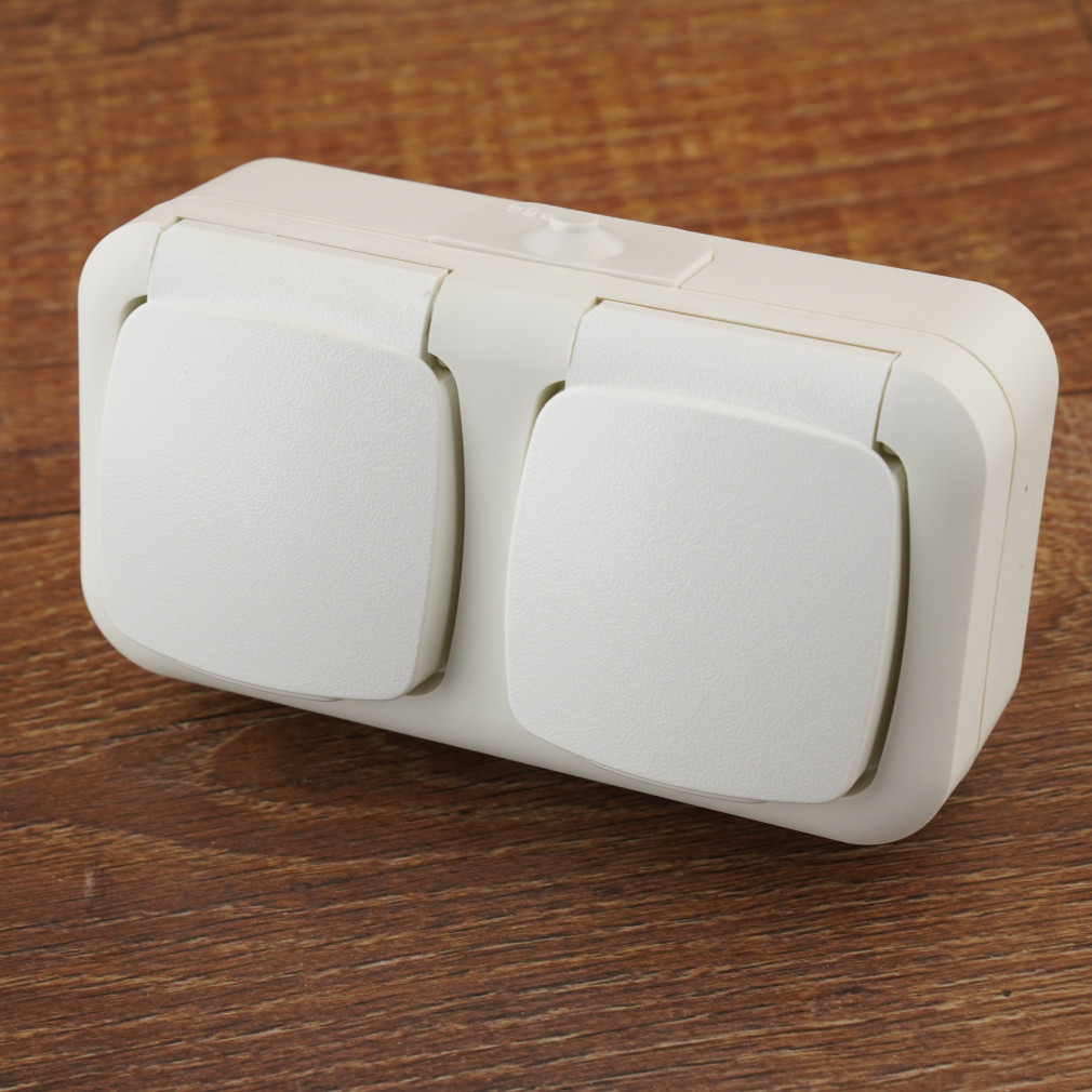 Stilo Aqua priză dublă cu împământare (GYV) cu grilaj de siguranță 2x2P+F Schuko IP54 alb