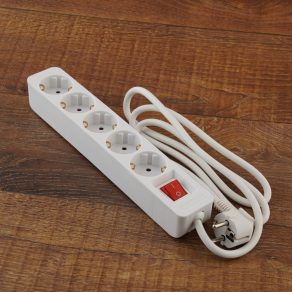   Priză multiplă Stilo cu 5 prize, cablu de 1,5 m și întrerupător - STI778