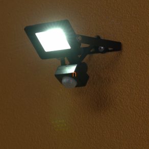   Reflector LED 10W, 800lm, senzor de mișcare 120 grade, 4000K, 15x LED SMD2835, plat, negru - deLux DEL1712