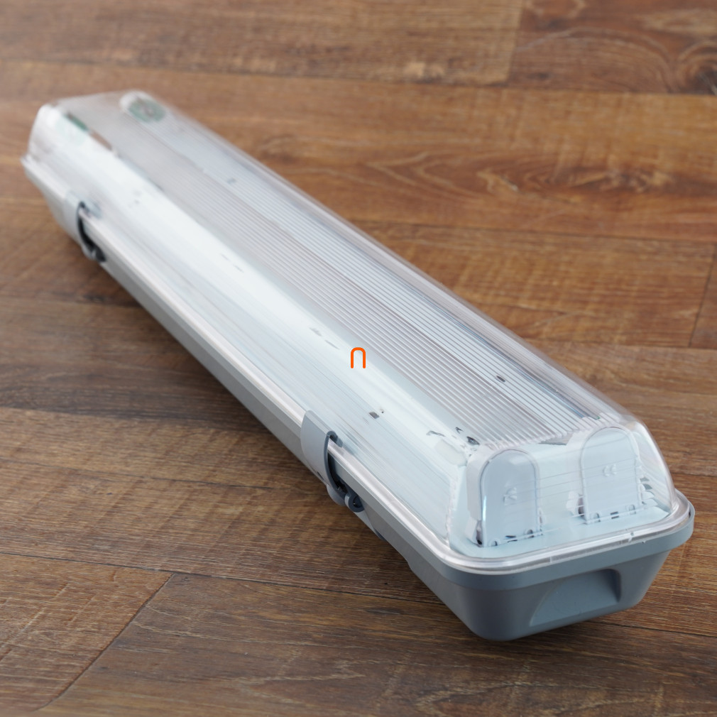 Armătură fără praf și abur, pregătită pentru tuburi LED 2x60cm T8 (tuburi luminoase 2x9W nu sunt incluse)