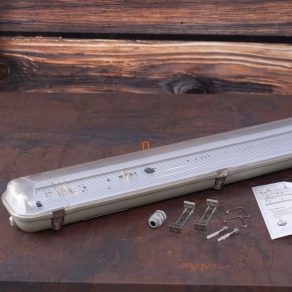   Corp de iluminat rezistent la praf și vapori, echipat cu 2 tuburi LED de 36 W, cu comutatoare metalice