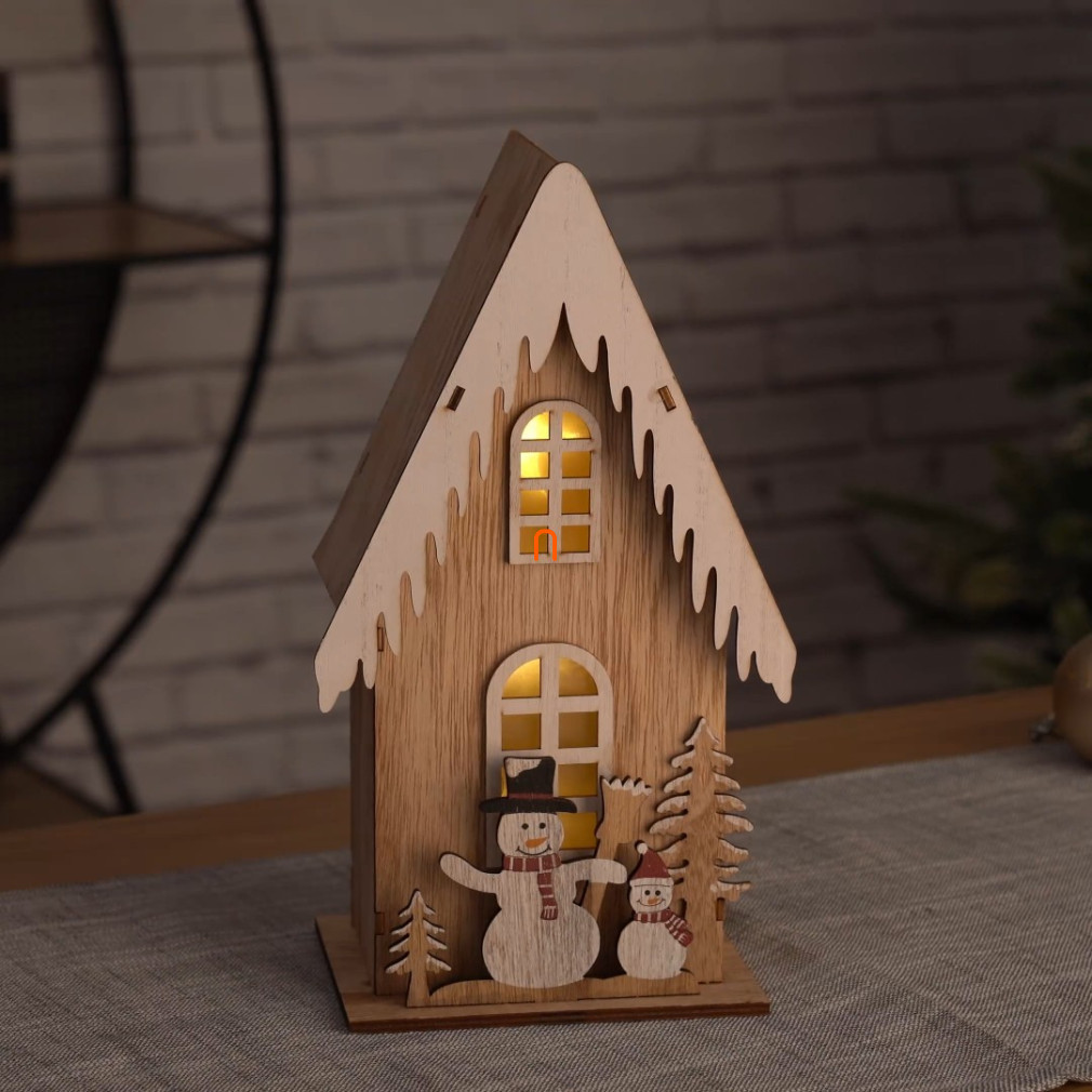 Decorație LED, lemn – căsuță cu oameni de zăpadă, 28,5 cm, 2x AA, pentru interior, alb cald, temporizator