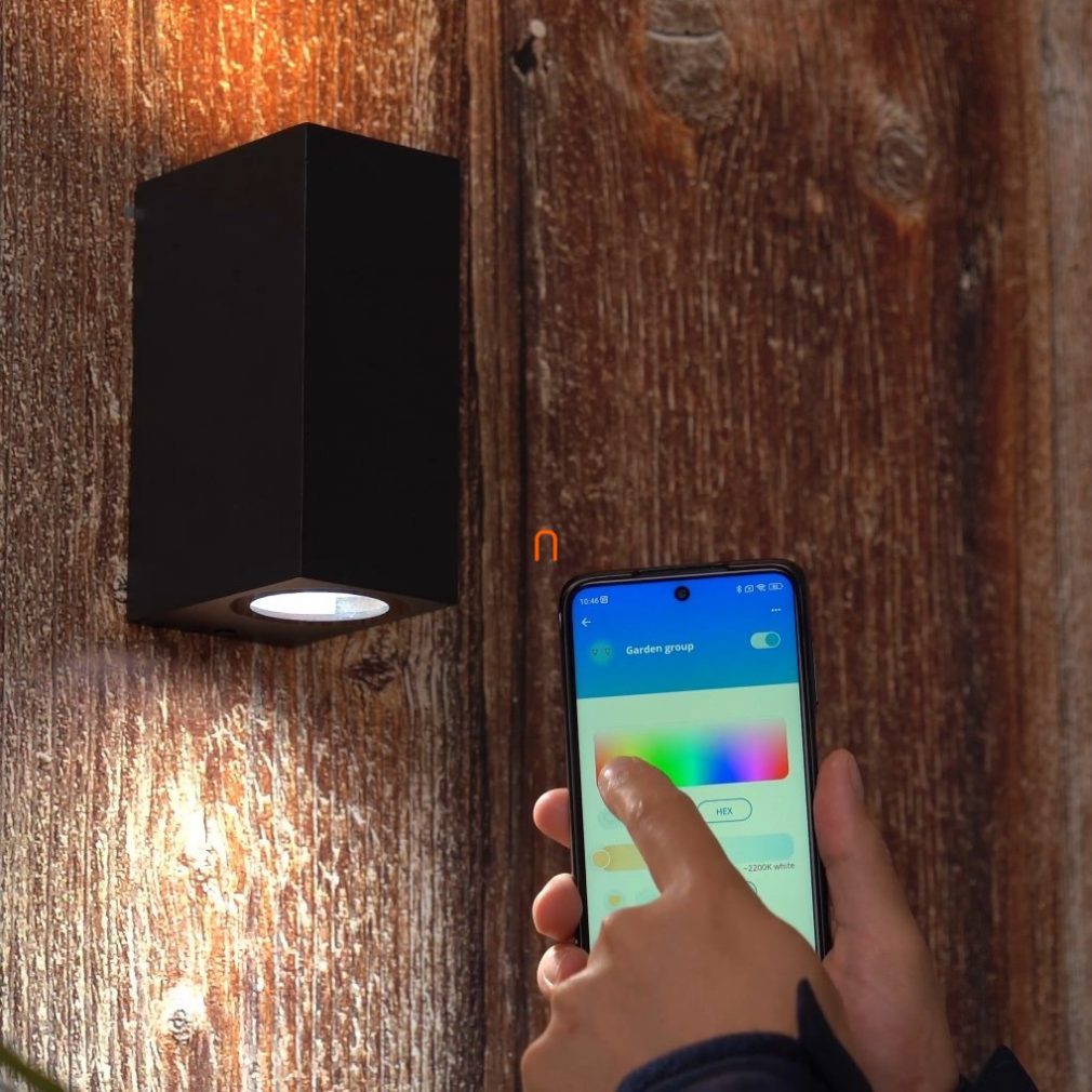 WiZ Up&Down lampă inteligentă de perete cu lumină în sus/în jos și sursă de lumină reglabilă, negru, 2x5W, 2200-6500K +RGB, cu 2xGU10 soclu