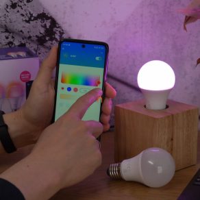   WiZ smart E27 LED cu telecomandă, opal, 8,5 W, 806 lm, 2200-6500 K +RGB, intensitate reglabilă alb și culoare - înlocuitor pentru bec de 60 W, 220-240 V, controlat prin aplicație, Wi-Fi